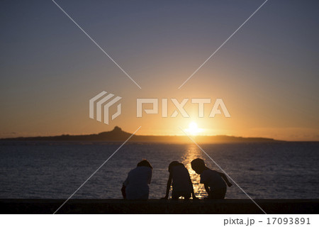 夕日を眺めながら遊ぶ子供 夕日を眺めながら遊ぶ子供 17093891