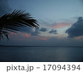 夕暮れの海 17094394