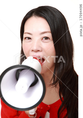 主張をする女性 17094496
