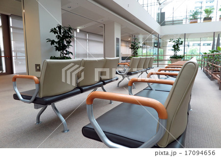 病院の待合室 17094656