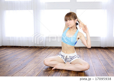 若い女性 ヨガ 若い女性 ヨガ 17095938