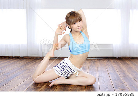 若い女性 ヨガ 若い女性 ヨガ 17095939