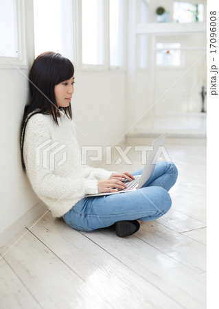 パソコンを使う若い女性 17096008