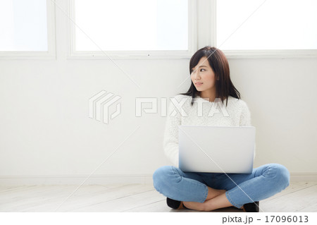 パソコンを使う若い女性 17096013