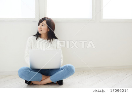パソコンを使う若い女性 17096014