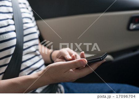 自動車に乗る女性 17096704