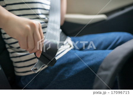 自動車に乗る女性 自動車に乗る女性 17096715