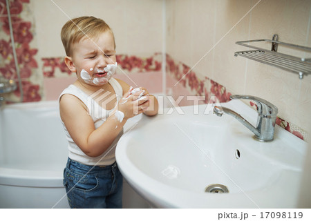 boy playing with shaving foam boy playing with shaving foam 17098119