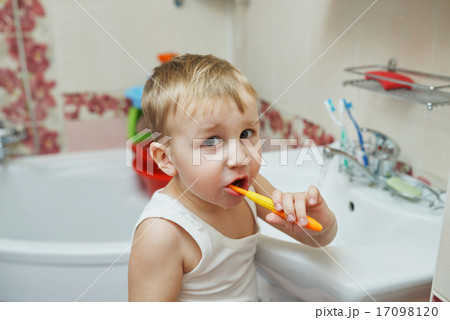 little boy learns to brush teeth little boy learns to brush teeth 17098120