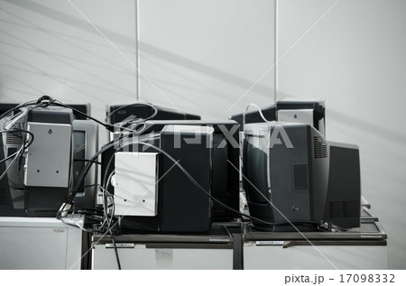 廃棄されたテレビ 17098332