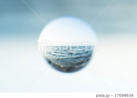 球に写る海（宙玉撮影） 17098636