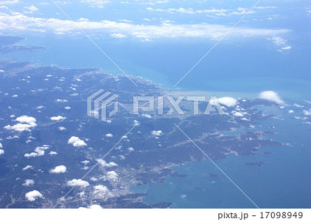 快晴の和歌山市沖上空から紀伊半島、和歌山県日高郡、有田郡付近を望む 17098949