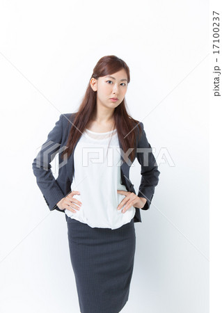 スーツを着た女性 17100237