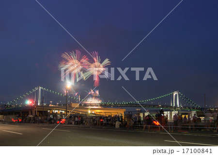 品川埠頭から観るレインボーブリッジと東京湾大華火祭_H 17100841