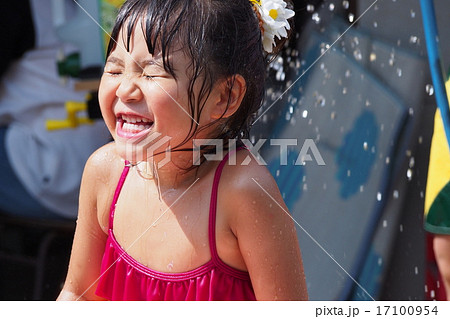水遊びをする女の子の写真素材