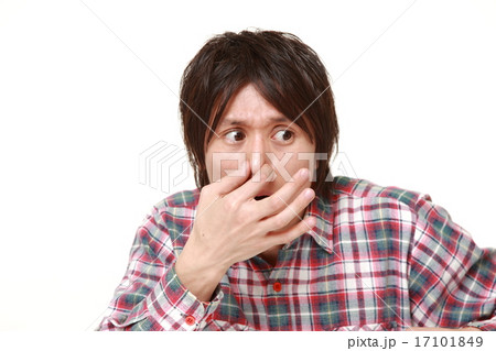 悪臭に驚く男性 17101849