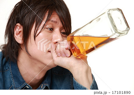 アル中の男性 17101890