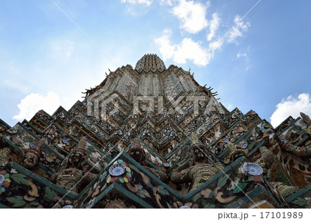 バンコク・ワットアルンの大仏塔アップ バンコク・ワットアルンの大仏塔アップ 17101989