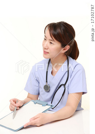 診断結果を説明する女性ドクター 17102787