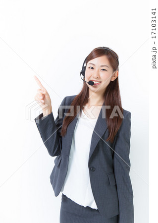 指差しする女性オペレーター 指差しする女性オペレーター 17103141
