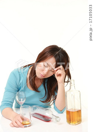 アル中の女性 17105033