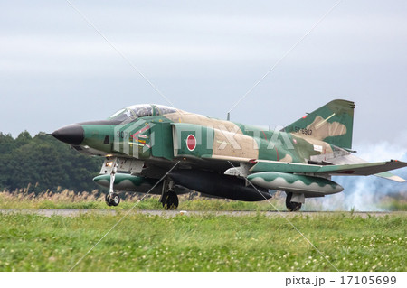 航空自衛隊 F-4ファントム戦闘機の着陸（百里基地・茨城県）の写真素材
