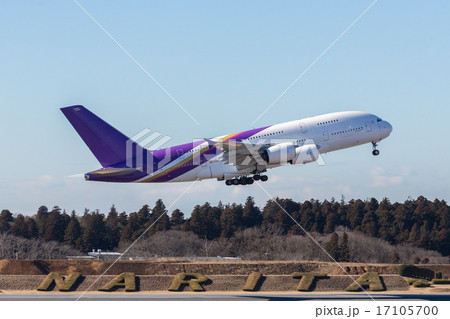 大型旅客機の離陸（成田空港・千葉県） 17105700