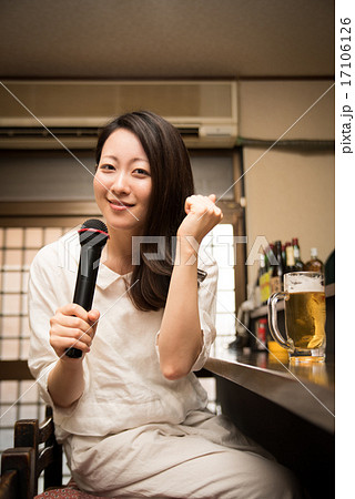 居酒屋 女性の写真素材