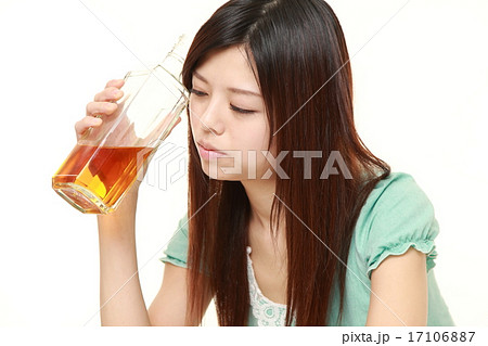 アル中の女性 17106887