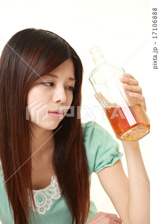 やけ酒の女性 17106888