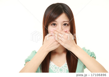 口止めされている女性 17106896