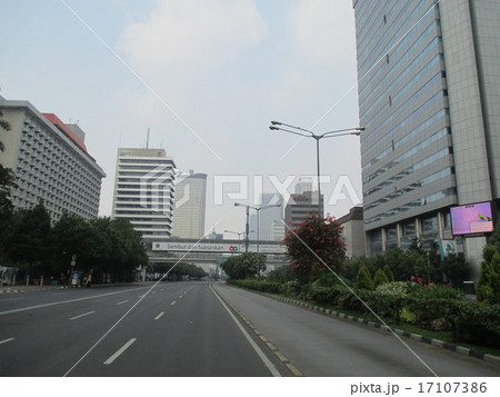 インドネシア首都 ジャカルタ 市内風景(歩行者天国)(ビル群) 17107386