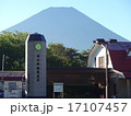 早朝の朝霧高原から見る富士山 17107457