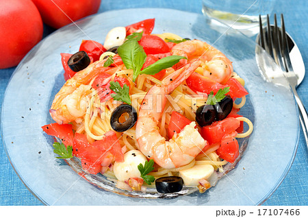 夏の「冷製パスタ（トマトとモッツァレラチーズとエビ）」イメージ。 17107466