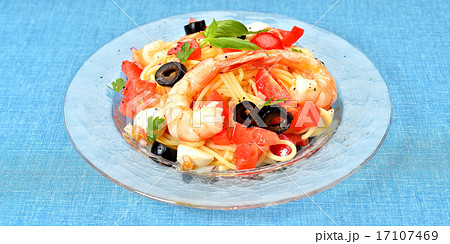 夏の「冷製パスタ（トマトとモッツァレラチーズとエビ）」イメージ。 17107469