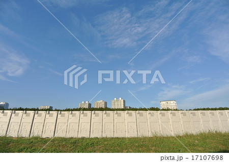 ずらりとならんだ簡易型トイレ 17107698