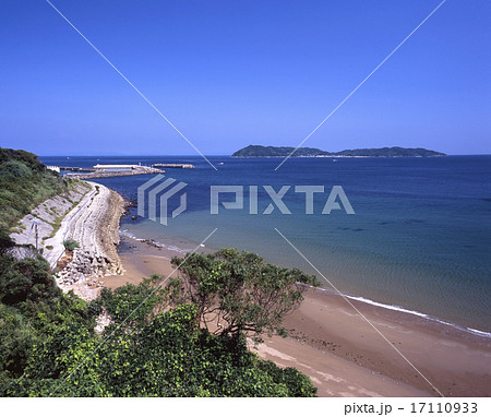 淡路島南端にある神秘の島 沼島と透明度の高い海岸 土生港付近より 瀬戸内海国定公園 の写真素材 17110933 Pixta