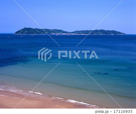 淡路島南端にある神秘の島、沼島と透明度の高い海岸(土生港付近より)「瀬戸内海国定公園」 淡路島南端にある神秘の島、沼島と透明度の高い海岸(土生港付近より)「瀬戸内海国定公園」 17110935