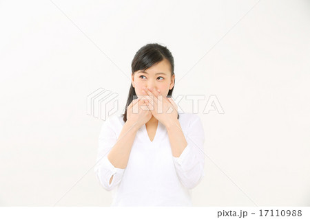 口を塞ぐ女性 口を塞ぐ女性 17110988