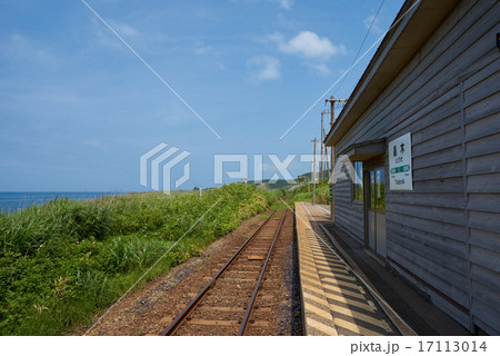 海岸沿いの線路とプラットホーム、五能線の無人駅、驫木駅（青森県） 17113014