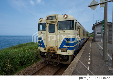 発車間際の列車、五能線の無人駅、驫木駅（青森県） 17113022