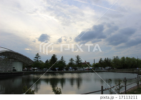 水面に映る空 水面に映る空 17113211