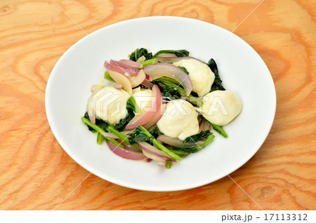 モッツァレラチーズ+レッドオニオン+ホウレンソウの炒め料理。 17113312