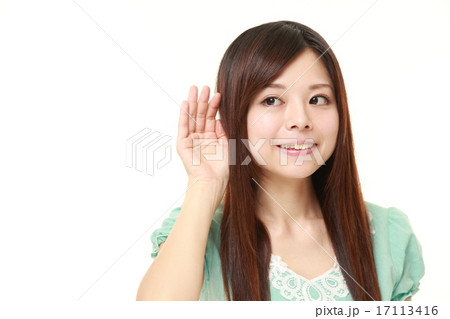 耳を澄ます女性 17113416