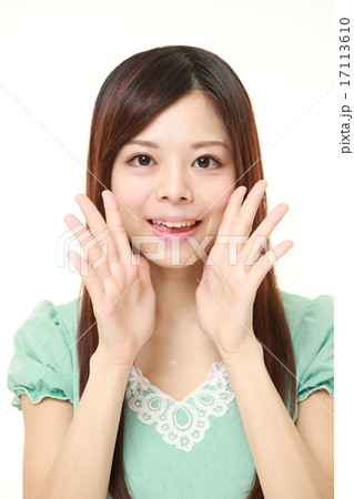 呼びかける女性 17113610