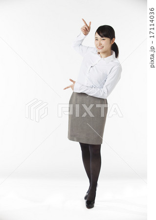 女性 指差し ポーズ 女性 指差し ポーズ 17114036