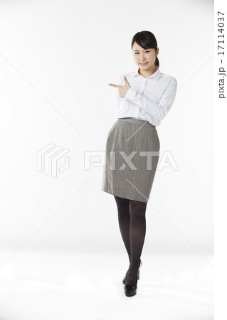 女性 指差し ポーズ 女性 指差し ポーズ 17114037
