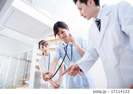 医療　働く　医療実習をする看護師と医師（研修生） 17114122