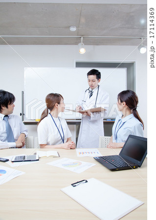 医療 働く 事務 医師の説明を聞く看護師と営業マン 医療 働く 事務 医師の説明を聞く看護師と営業マン 17114369