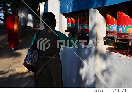 インド　仏教の聖地　ダラムシャーラー　マニ車を回す巡礼者 17115716